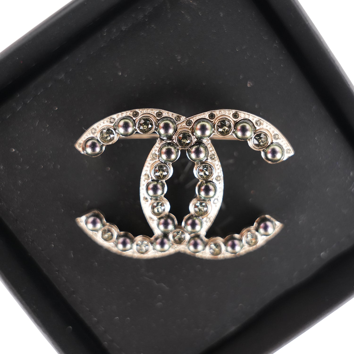 Spilla Chanel CC 22C con Perle Viola e Cristalli – Nuova con Scatola