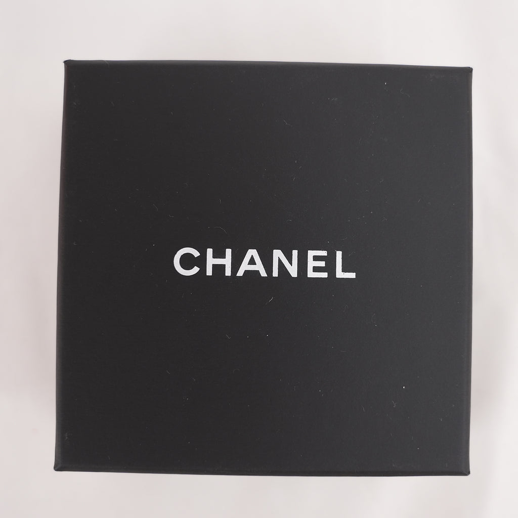 Spilla Chanel CC 22C con Perle Viola e Cristalli – Nuova con Scatola