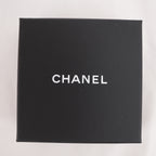 Spilla Chanel CC 22C con Perle Viola e Cristalli – Nuova con Scatola