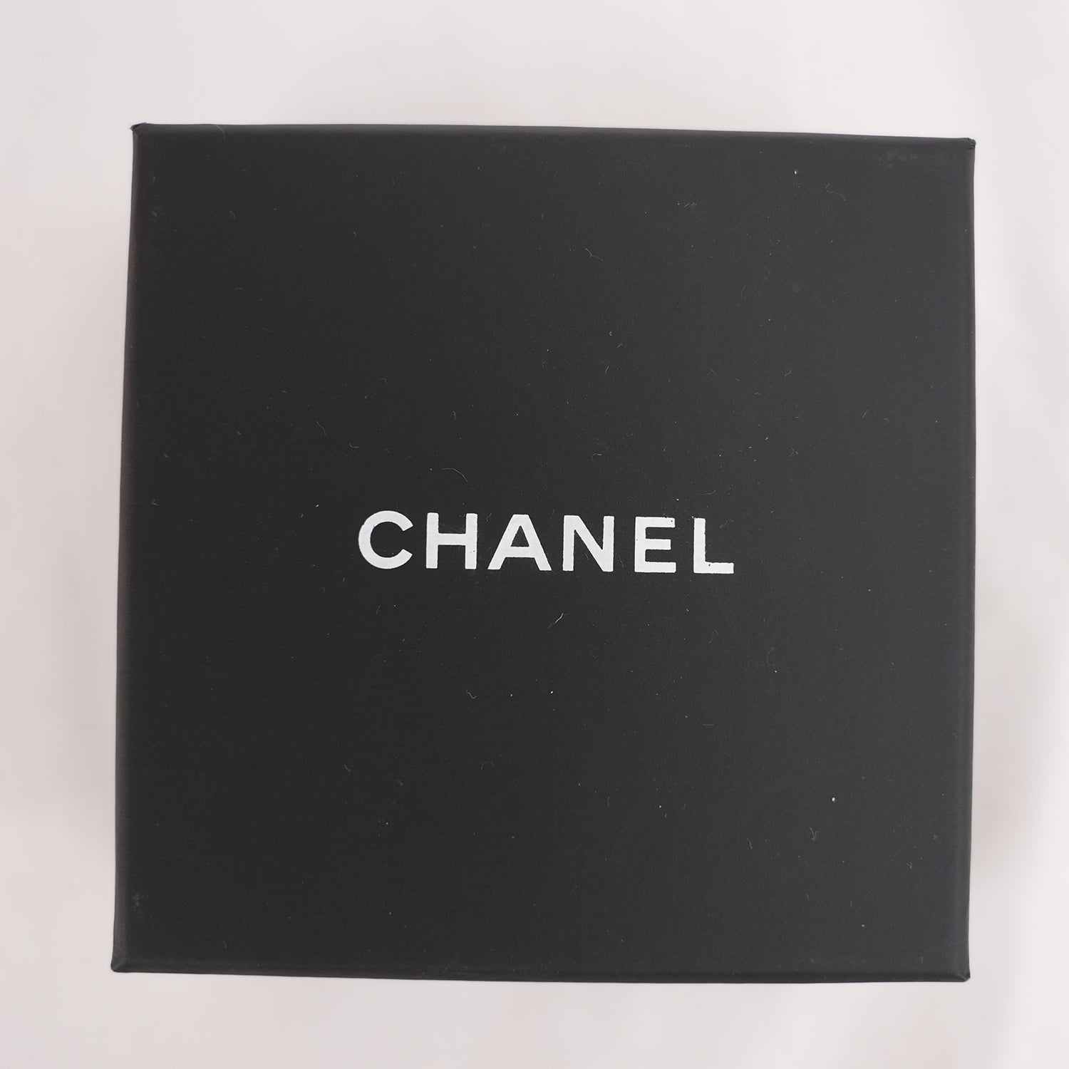 Spilla Chanel CC 22C con Perle Viola e Cristalli – Nuova con Scatola