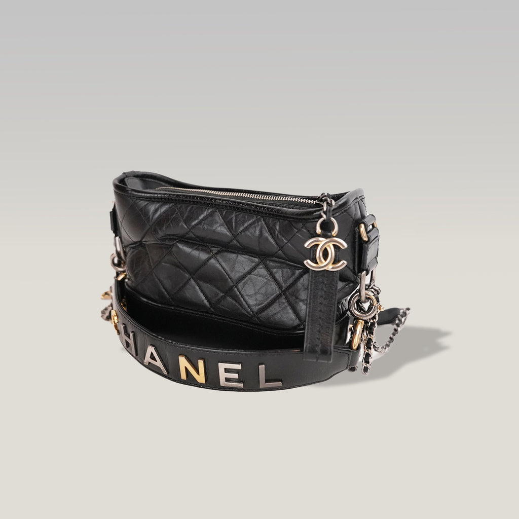Chanel Gabrielle Hobo Small Nera in Pelle di Vitello Trapuntata con Catena Multicolore