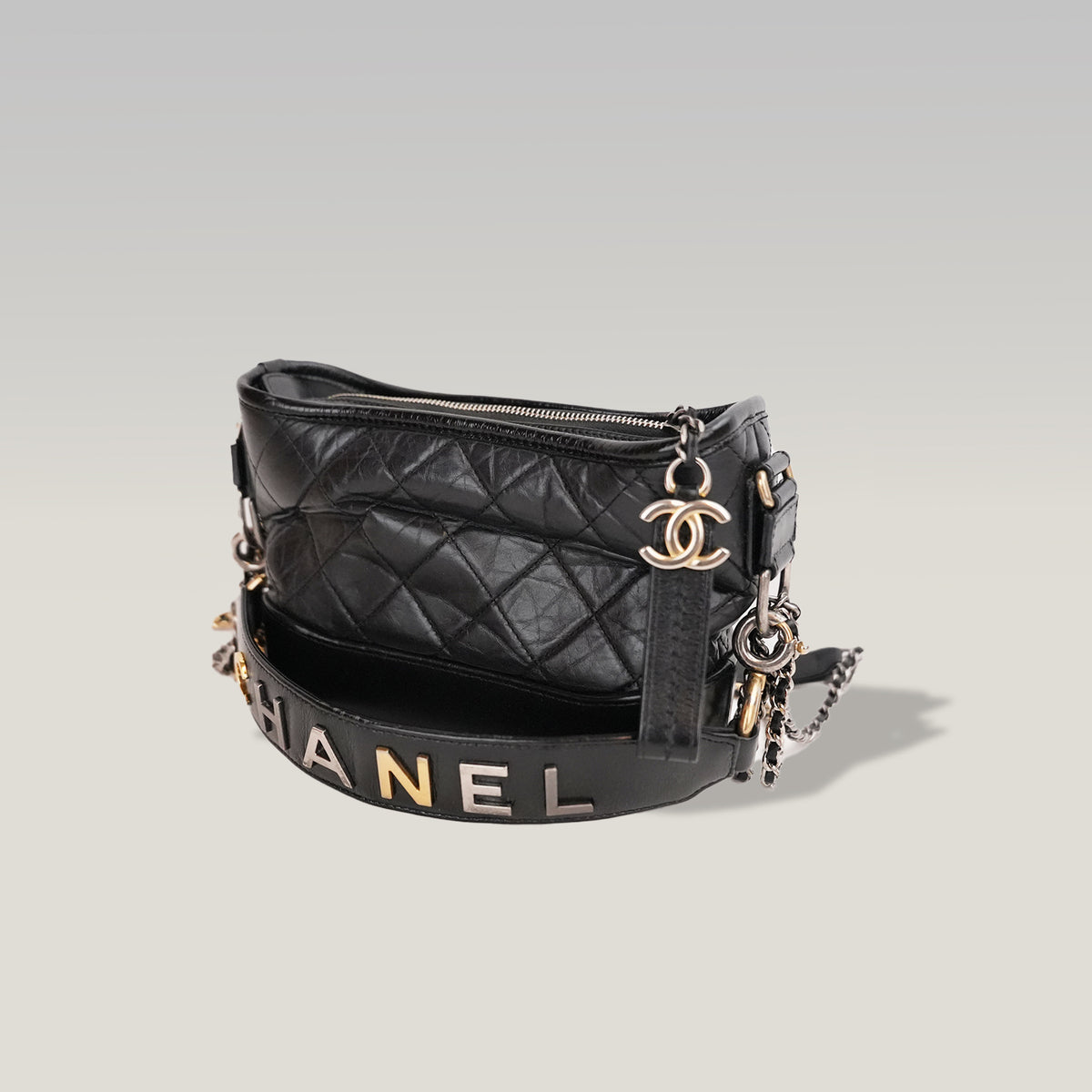 Chanel Gabrielle Hobo Small Nera in Pelle di Vitello Trapuntata con Catena Multicolore