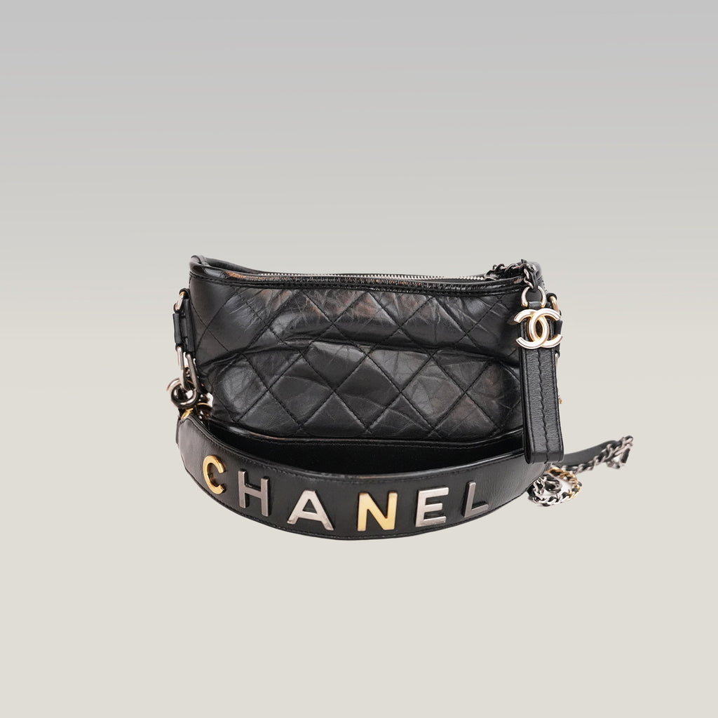 Chanel Gabrielle Hobo Small Nera in Pelle di Vitello Trapuntata con Catena Multicolore