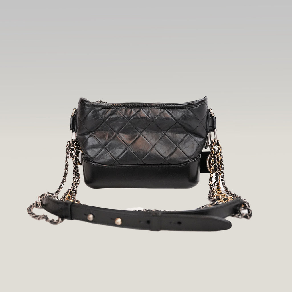Chanel Gabrielle Hobo Small Nera in Pelle di Vitello Trapuntata con Catena Multicolore