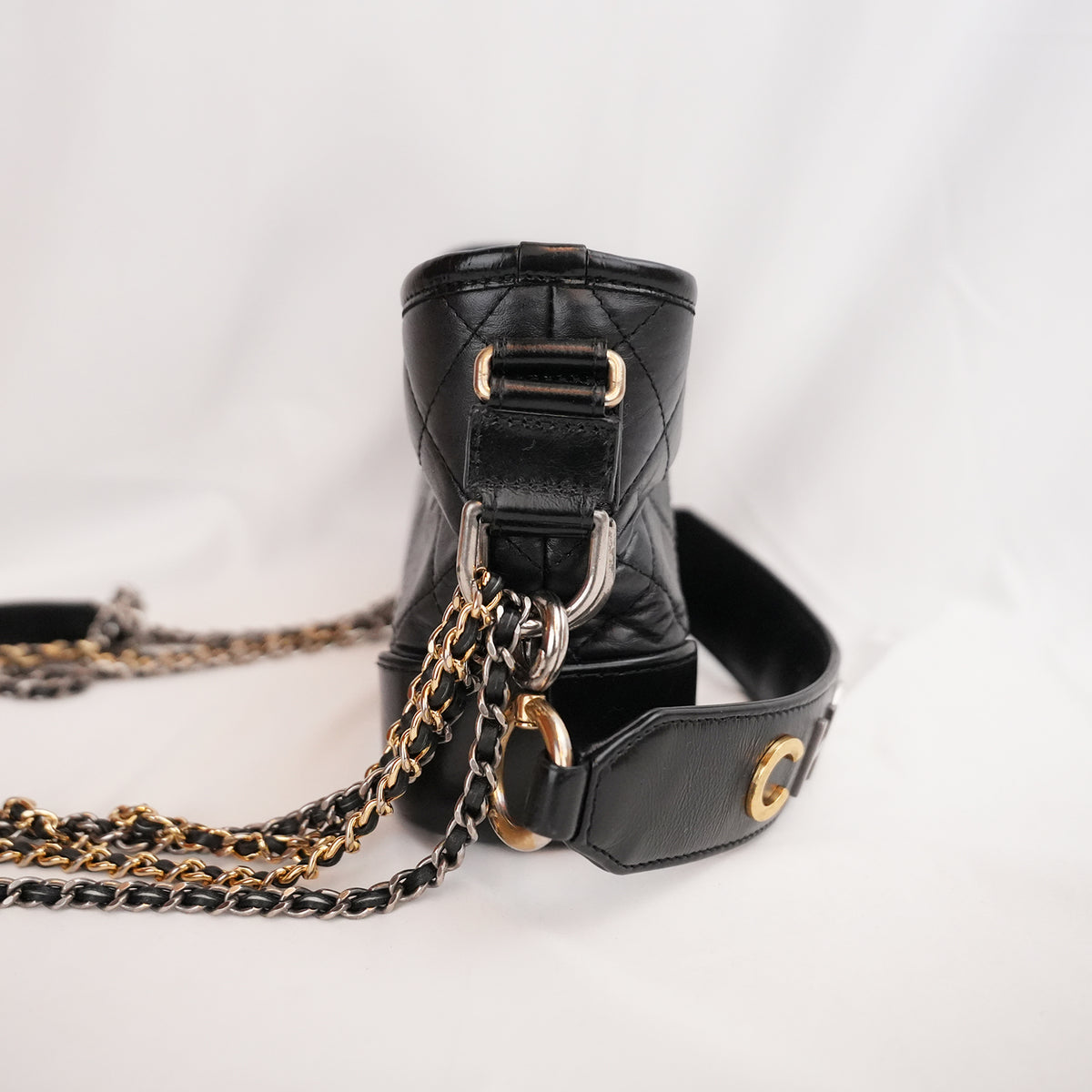 Chanel Gabrielle Hobo Small Nera in Pelle di Vitello Trapuntata con Catena Multicolore