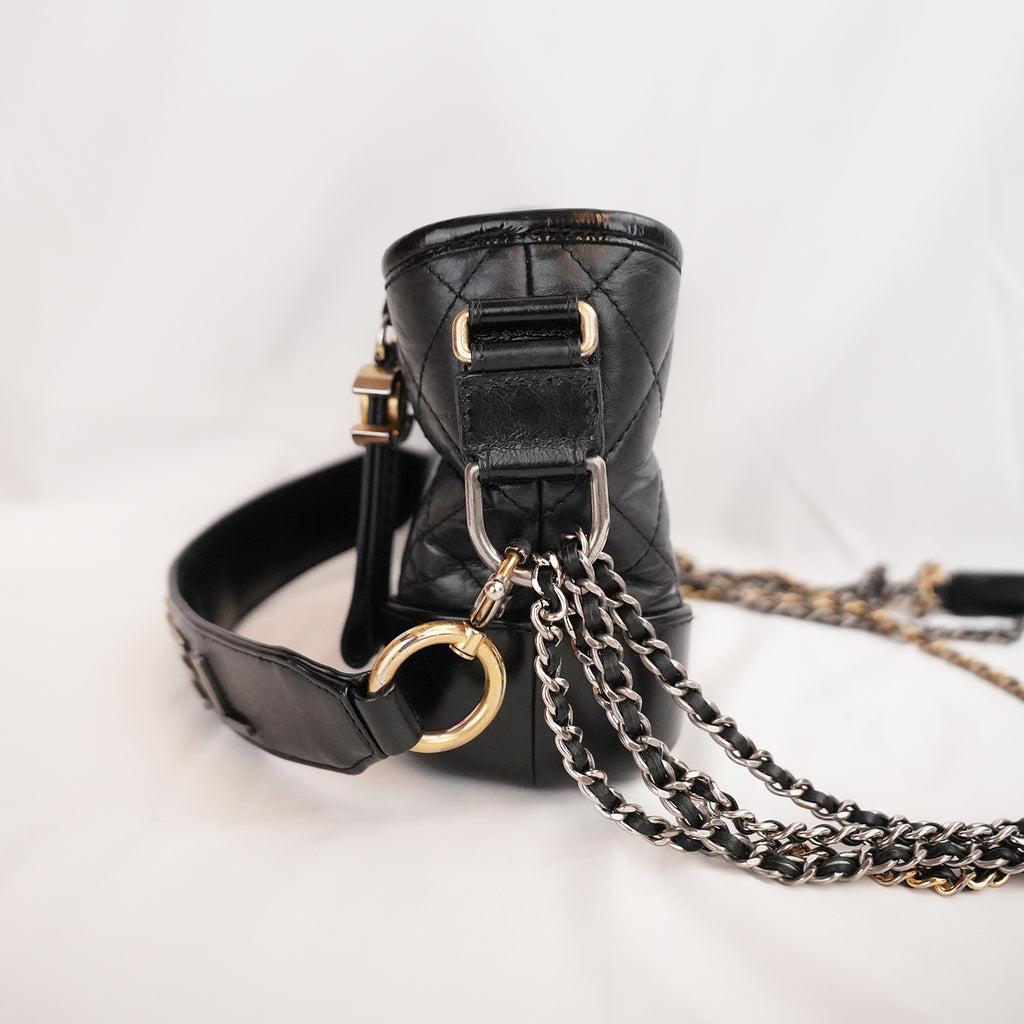 Chanel Gabrielle Hobo Small Nera in Pelle di Vitello Trapuntata con Catena Multicolore