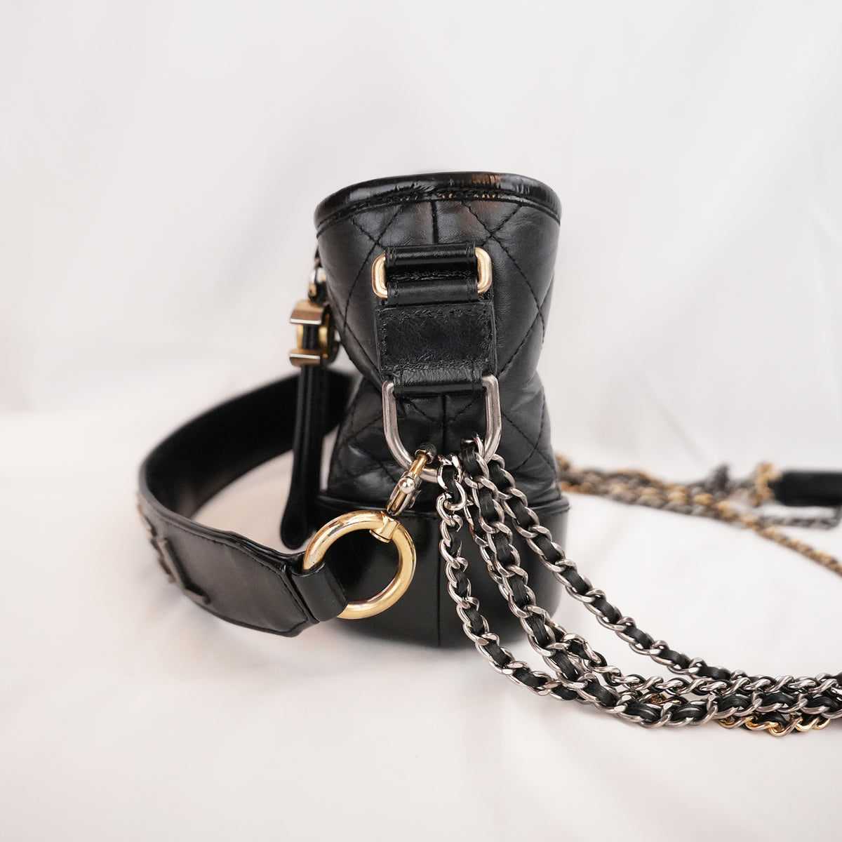 Chanel Gabrielle Hobo Small Nera in Pelle di Vitello Trapuntata con Catena Multicolore