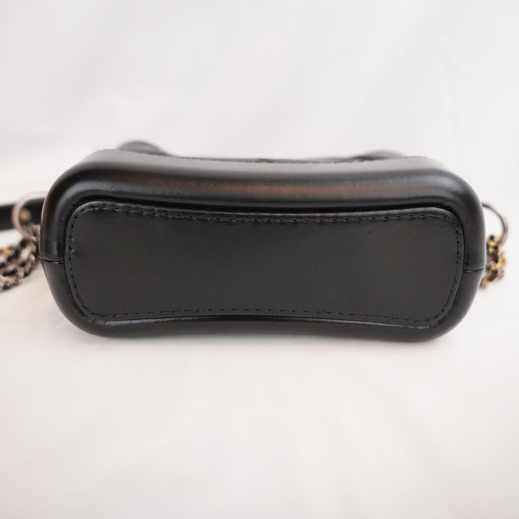 Chanel Gabrielle Hobo Small Nera in Pelle di Vitello Trapuntata con Catena Multicolore