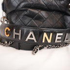 Chanel Gabrielle Hobo Small Nera in Pelle di Vitello Trapuntata con Catena Multicolore