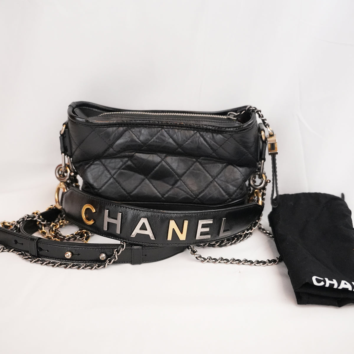Chanel Gabrielle Hobo Small Nera in Pelle di Vitello Trapuntata con Catena Multicolore