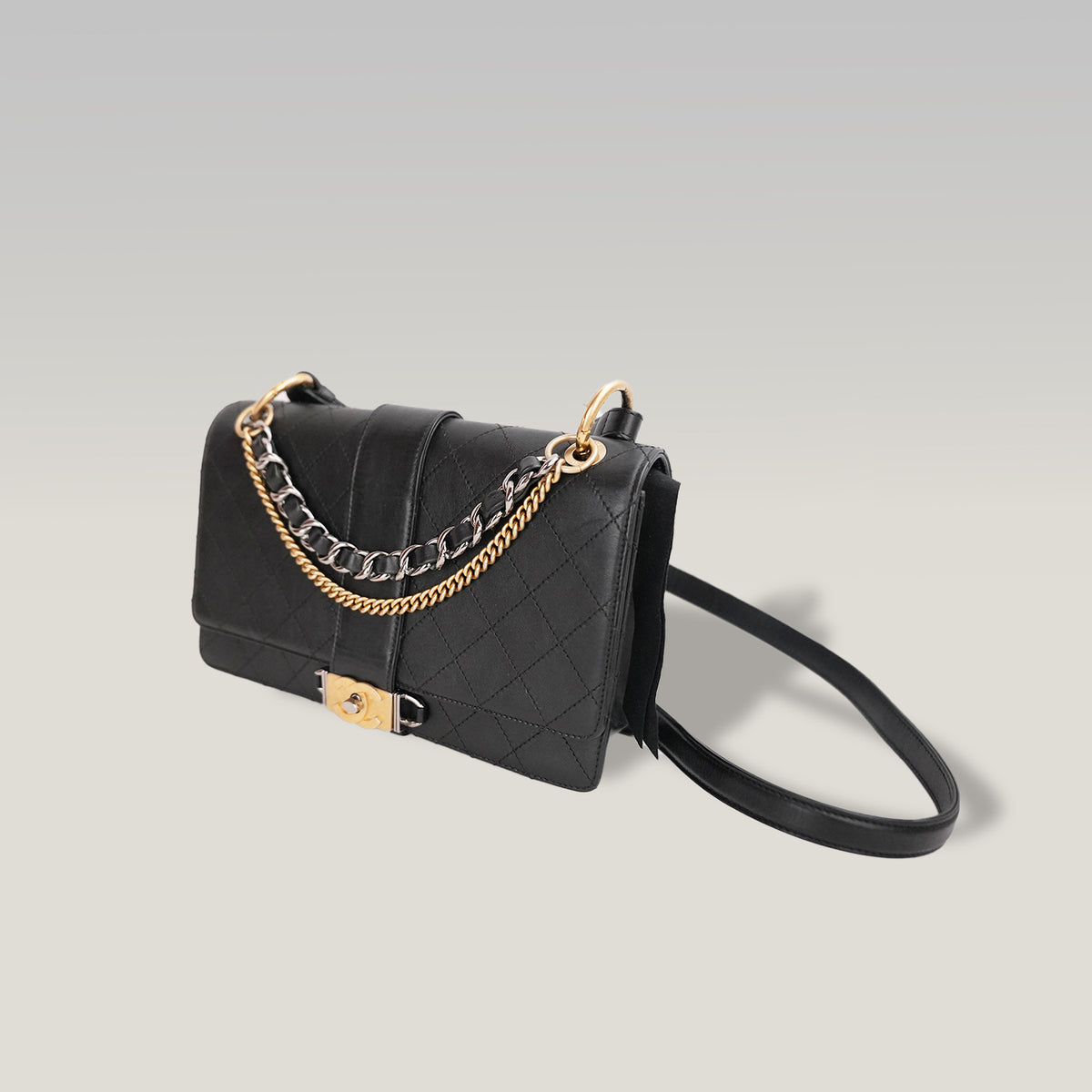 Chanel Flap Bag Media Nera in Pelle di Vitello con Catene e Hardware Dorato