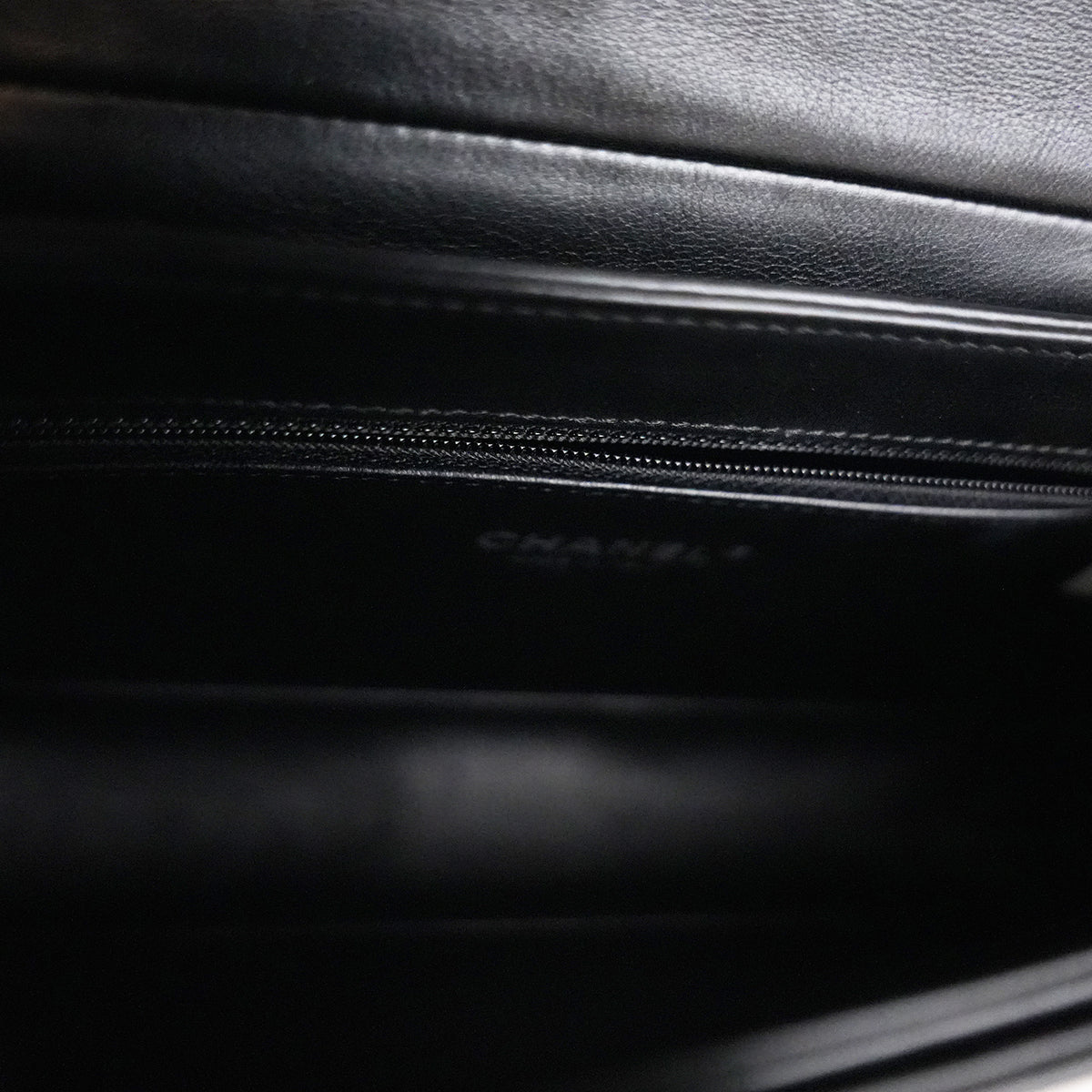 Chanel Flap Bag Media Nera in Pelle di Vitello con Catene e Hardware Dorato