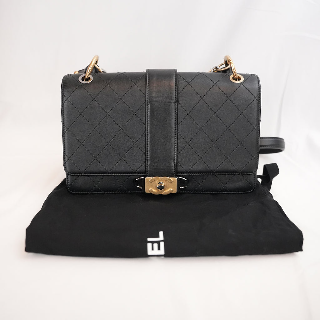 Chanel Flap Bag Media Nera in Pelle di Vitello con Catene e Hardware Dorato