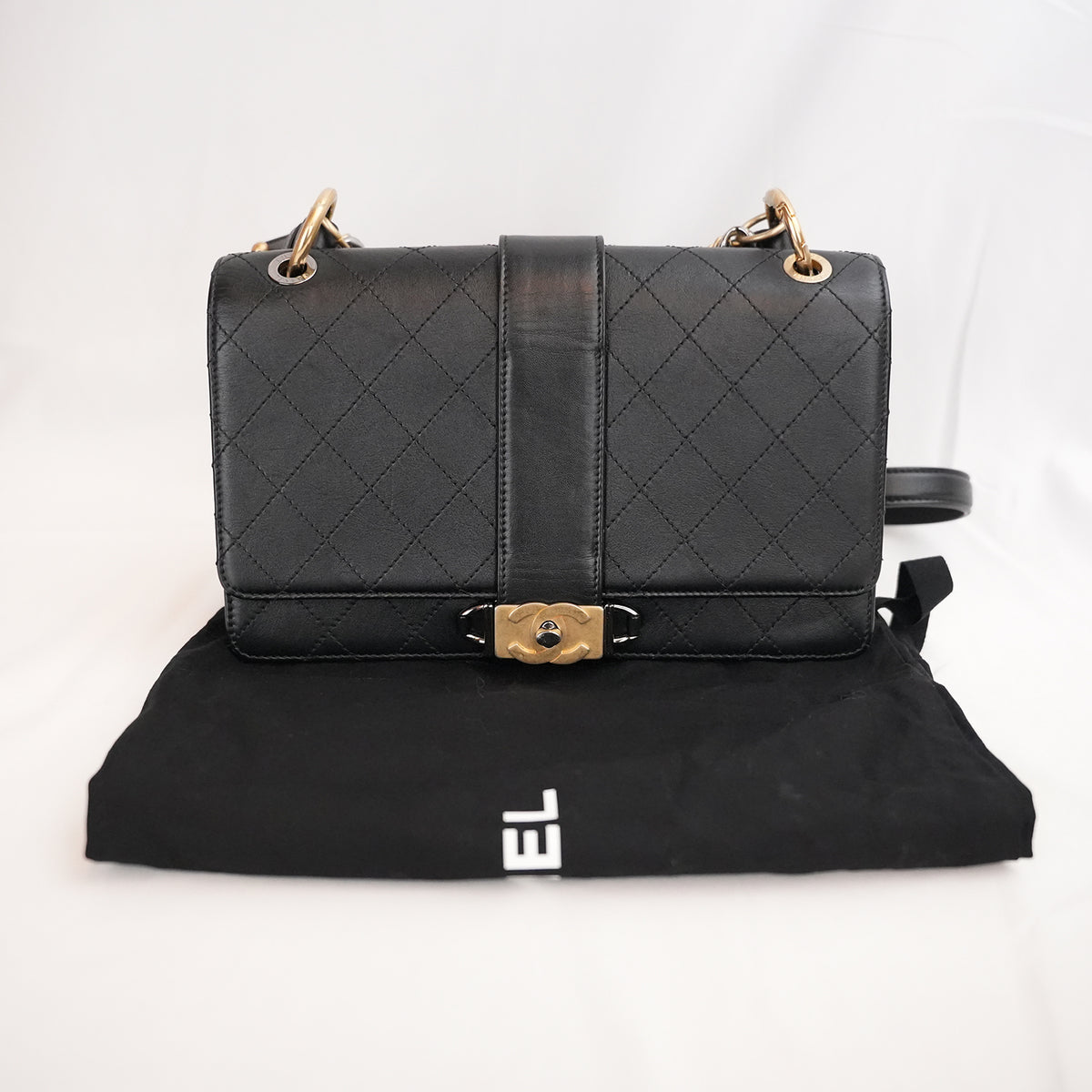 Chanel Flap Bag Media Nera in Pelle di Vitello con Catene e Hardware Dorato