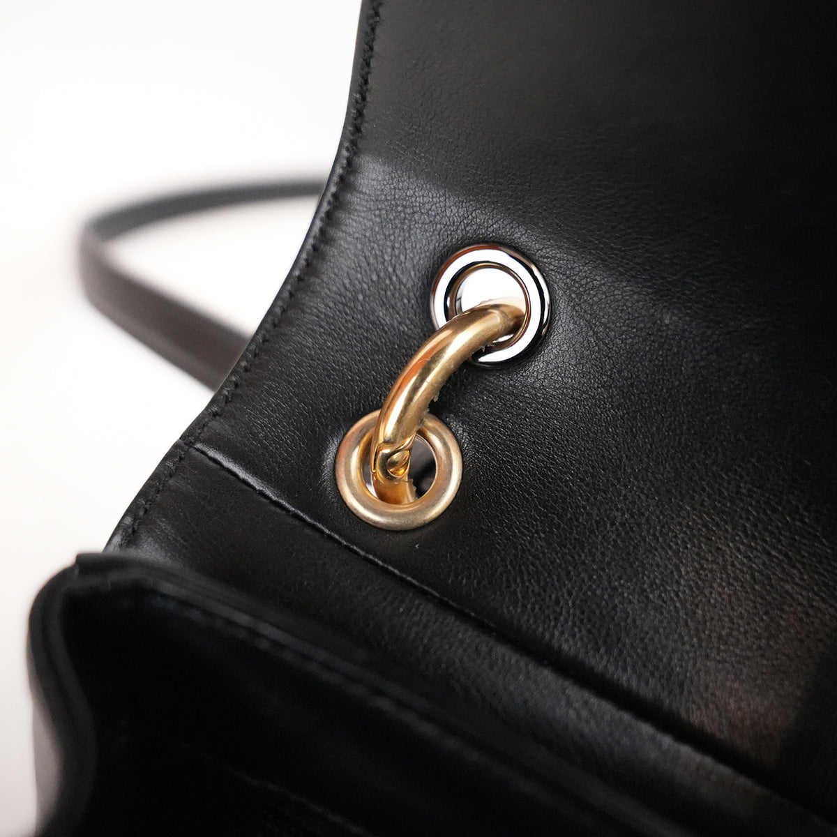 Chanel Flap Bag Media Nera in Pelle di Vitello con Catene e Hardware Dorato