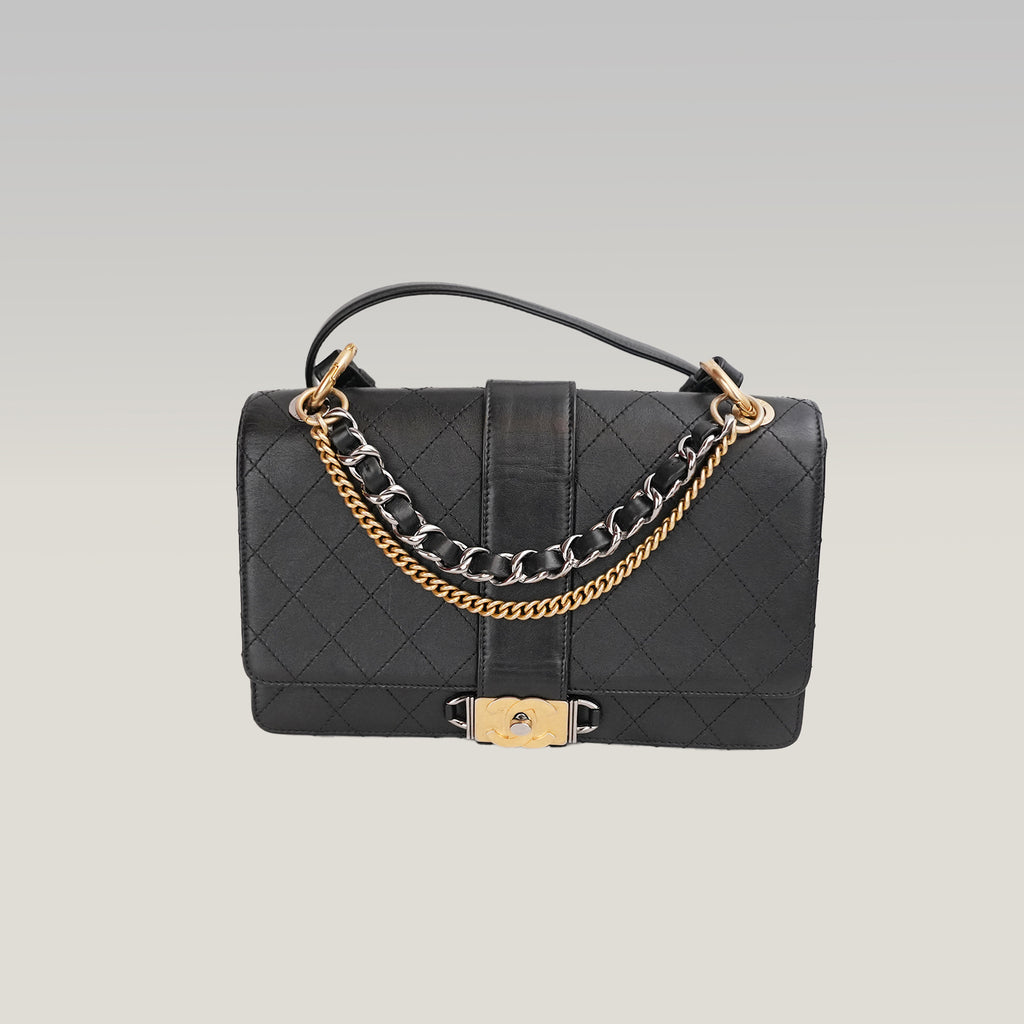 Chanel Flap Bag Media Nera in Pelle di Vitello con Catene e Hardware Dorato