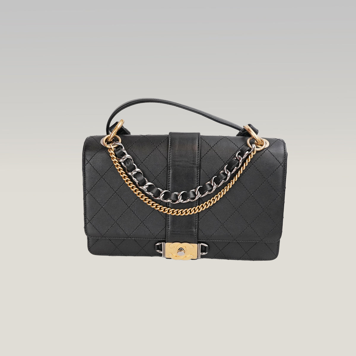Chanel Flap Bag Media Nera in Pelle di Vitello con Catene e Hardware Dorato