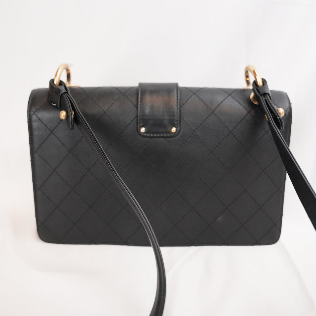 Chanel Flap Bag Media Nera in Pelle di Vitello con Catene e Hardware Dorato