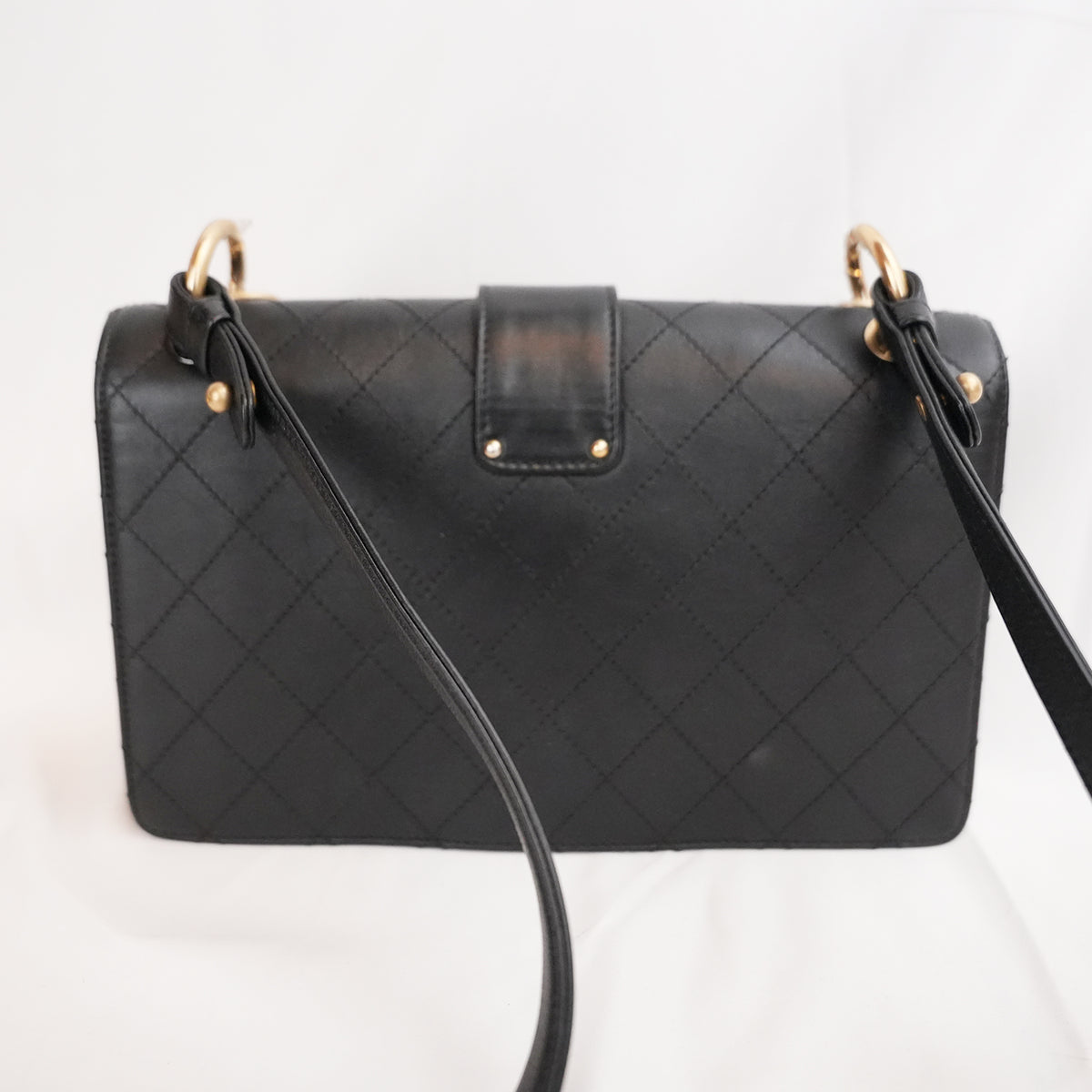 Chanel Flap Bag Media Nera in Pelle di Vitello con Catene e Hardware Dorato