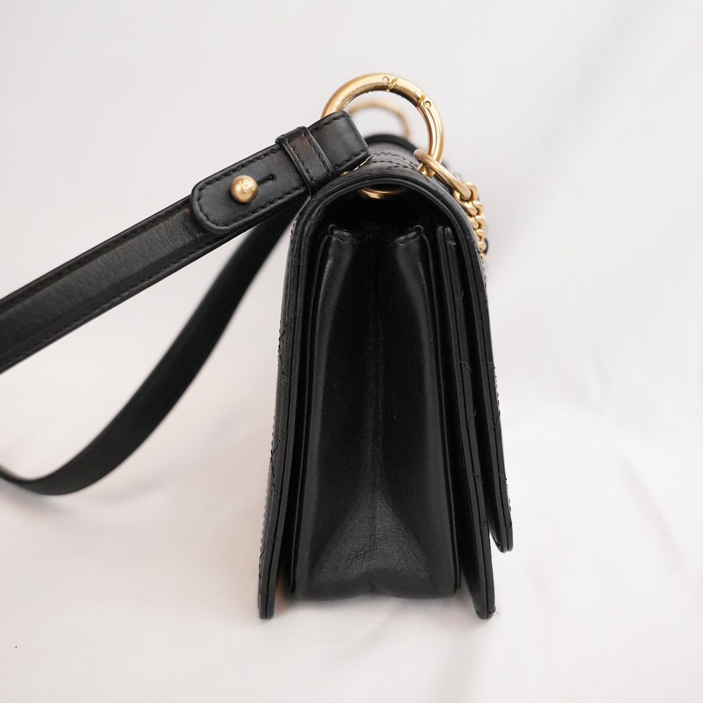 Chanel Flap Bag Media Nera in Pelle di Vitello con Catene e Hardware Dorato