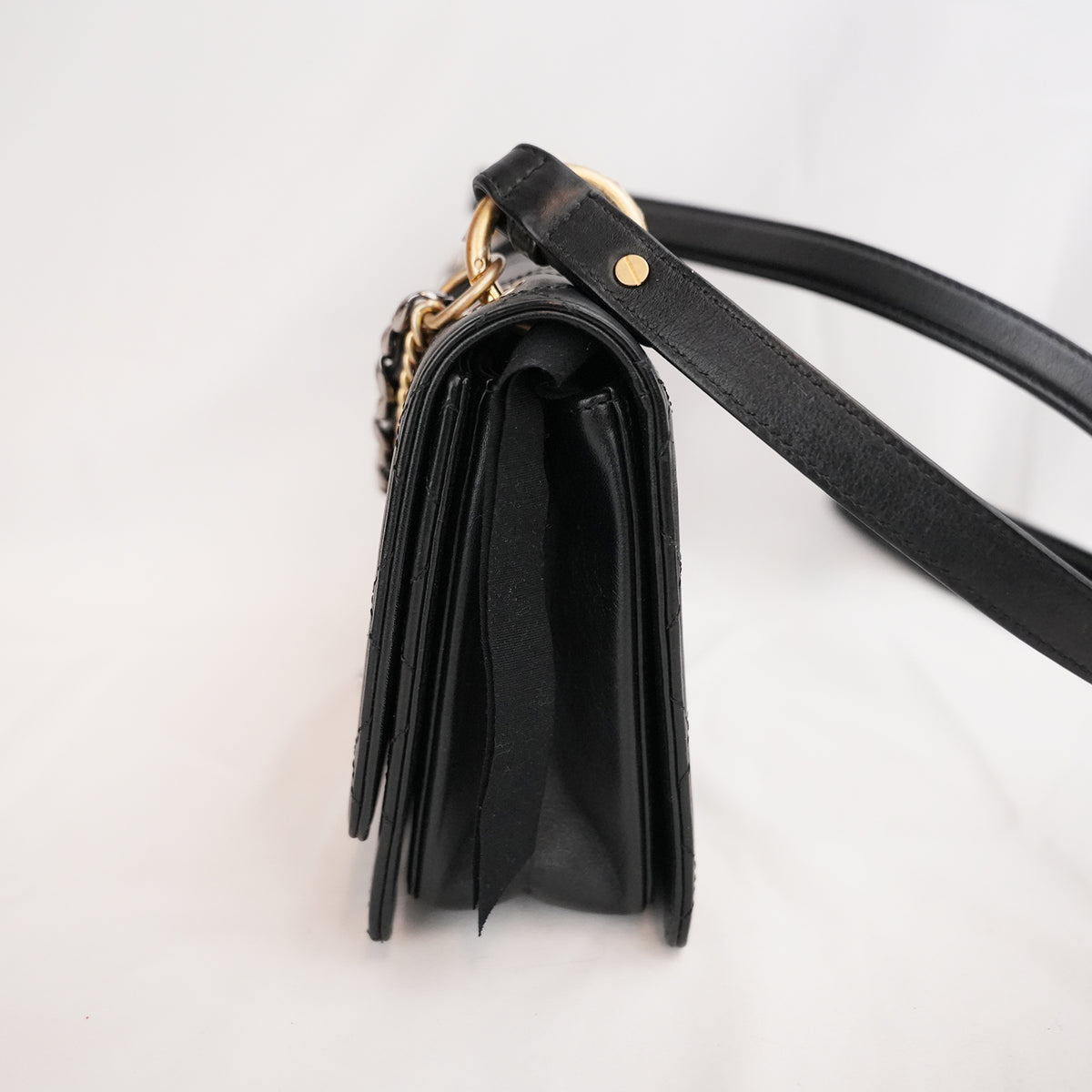 Chanel Flap Bag Media Nera in Pelle di Vitello con Catene e Hardware Dorato