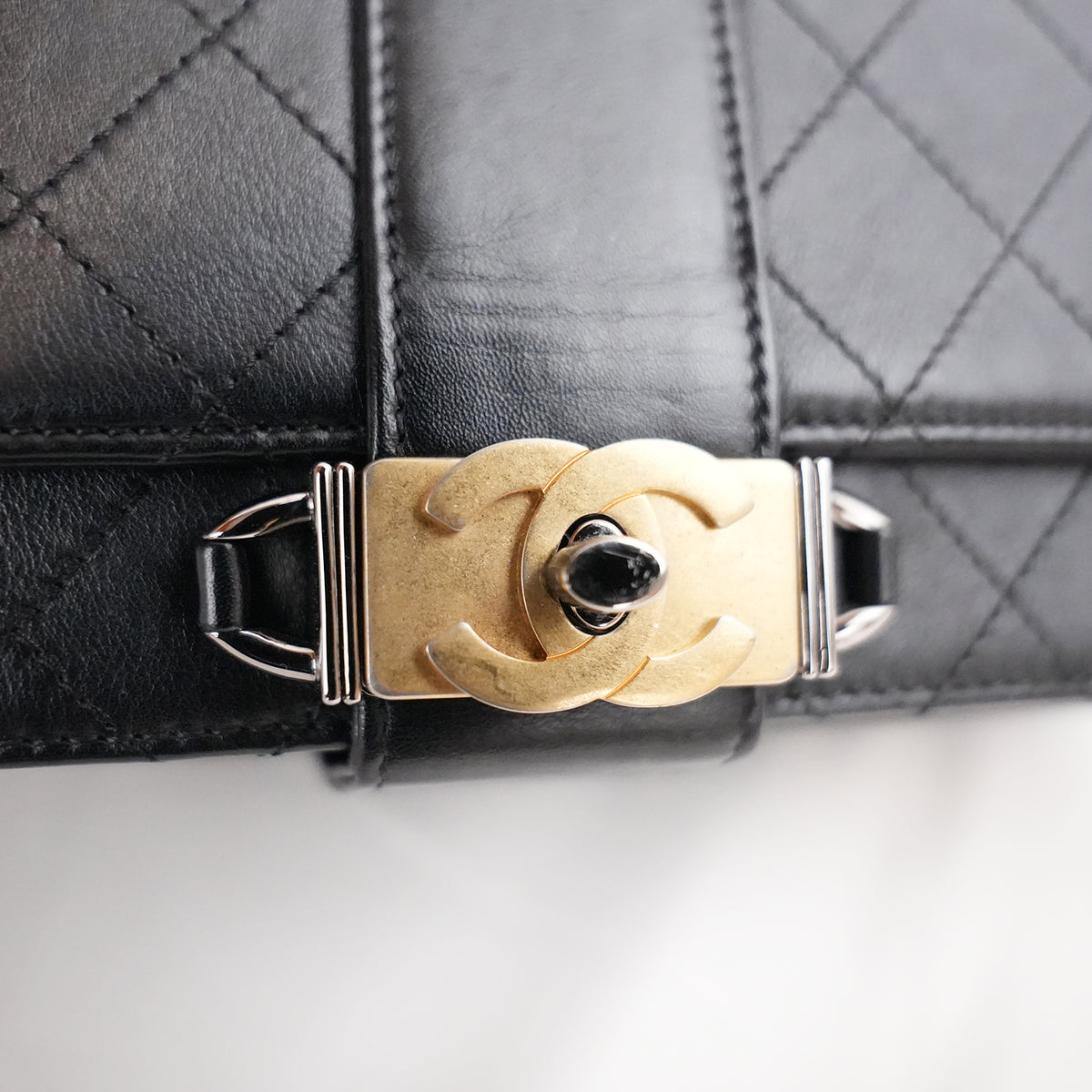 Chanel Flap Bag Media Nera in Pelle di Vitello con Catene e Hardware Dorato
