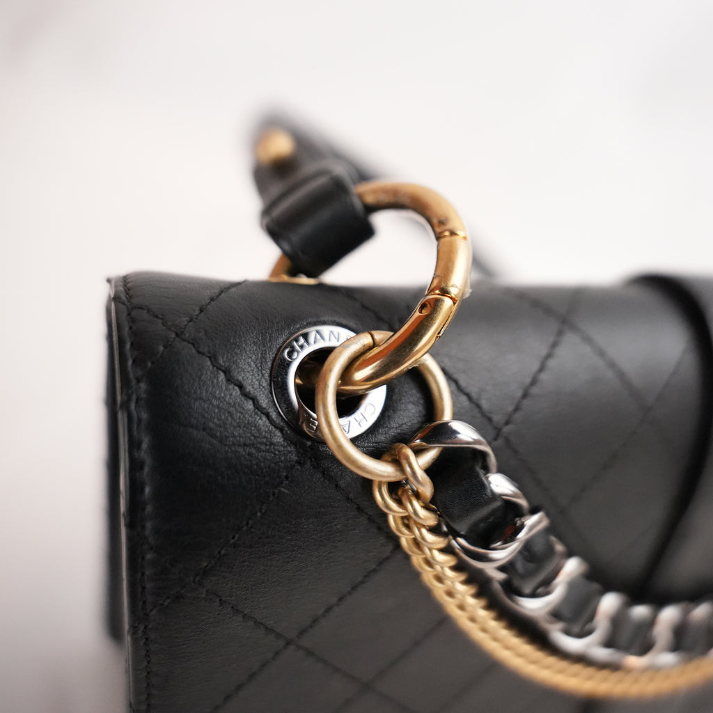 Chanel Flap Bag Media Nera in Pelle di Vitello con Catene e Hardware Dorato