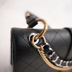 Chanel Flap Bag Media Nera in Pelle di Vitello con Catene e Hardware Dorato