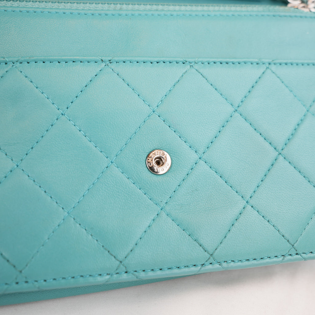 Chanel WOC Classica Azzurro Turchese in Pelle di Agnello Trapuntata con Hardware Argento e Carta di Autenticità