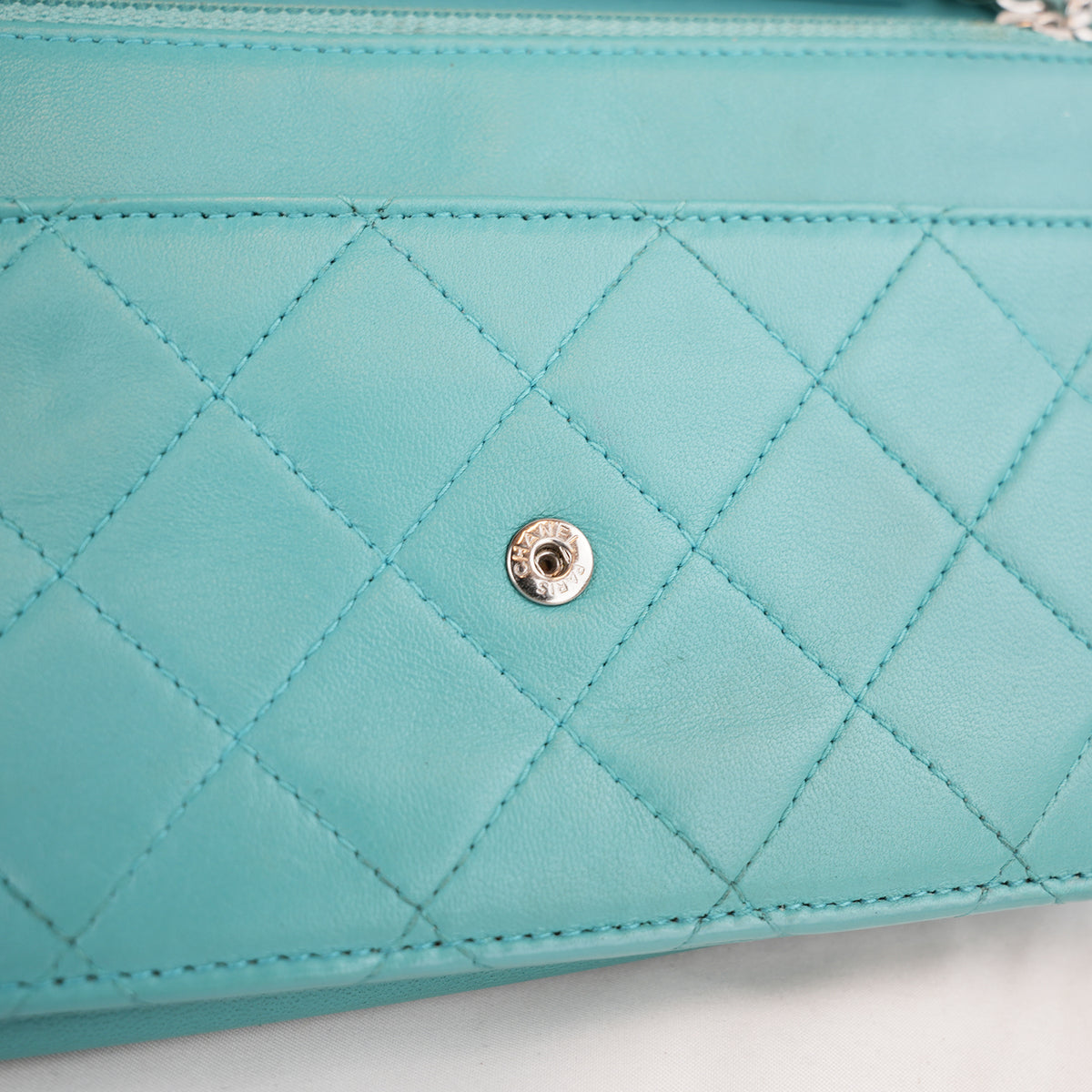 Chanel WOC Classica Azzurro Turchese in Pelle di Agnello Trapuntata con Hardware Argento e Carta di Autenticità