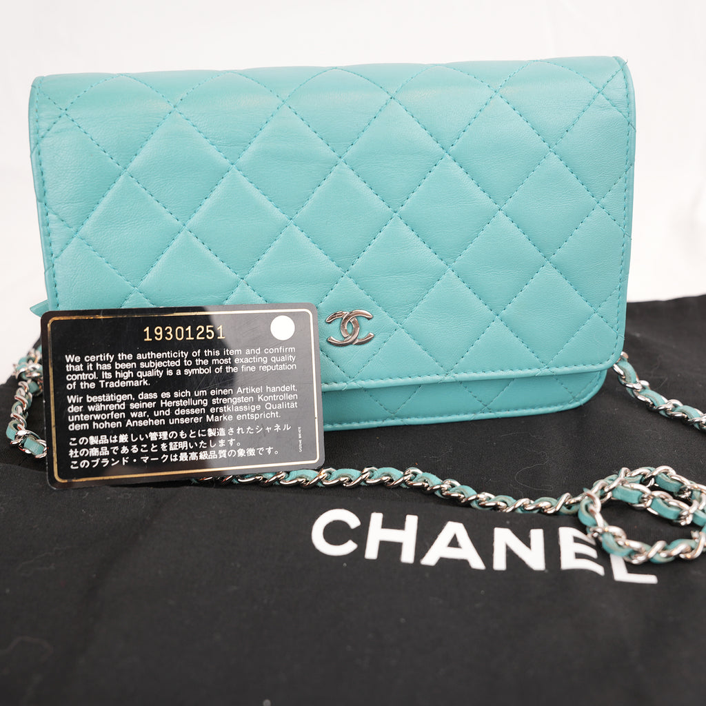 Chanel WOC Classica Azzurro Turchese in Pelle di Agnello Trapuntata con Hardware Argento e Carta di Autenticità