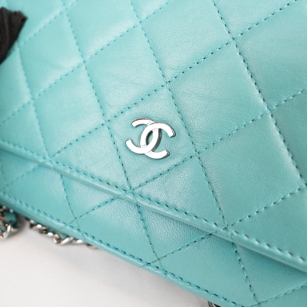 Chanel WOC Classica Azzurro Turchese in Pelle di Agnello Trapuntata con Hardware Argento e Carta di Autenticità
