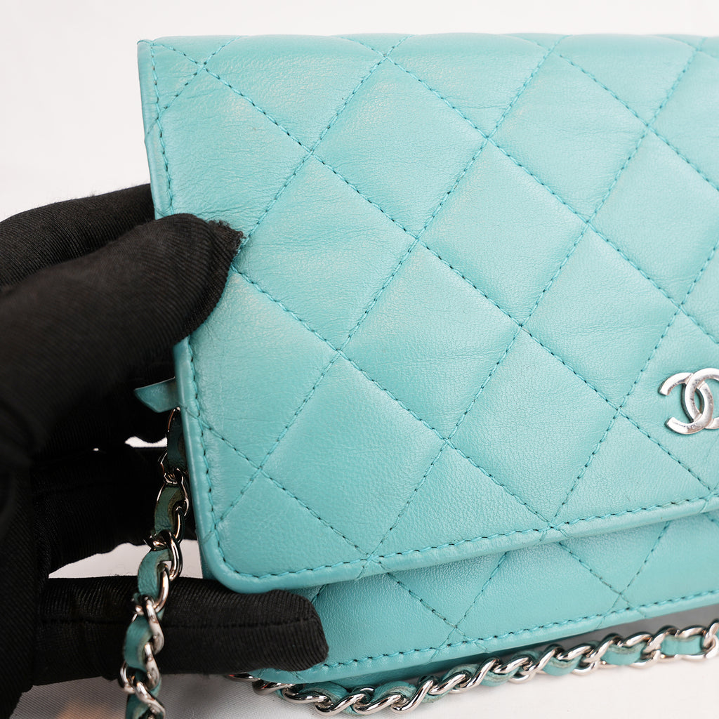 Chanel WOC Classica Azzurro Turchese in Pelle di Agnello Trapuntata con Hardware Argento e Carta di Autenticità
