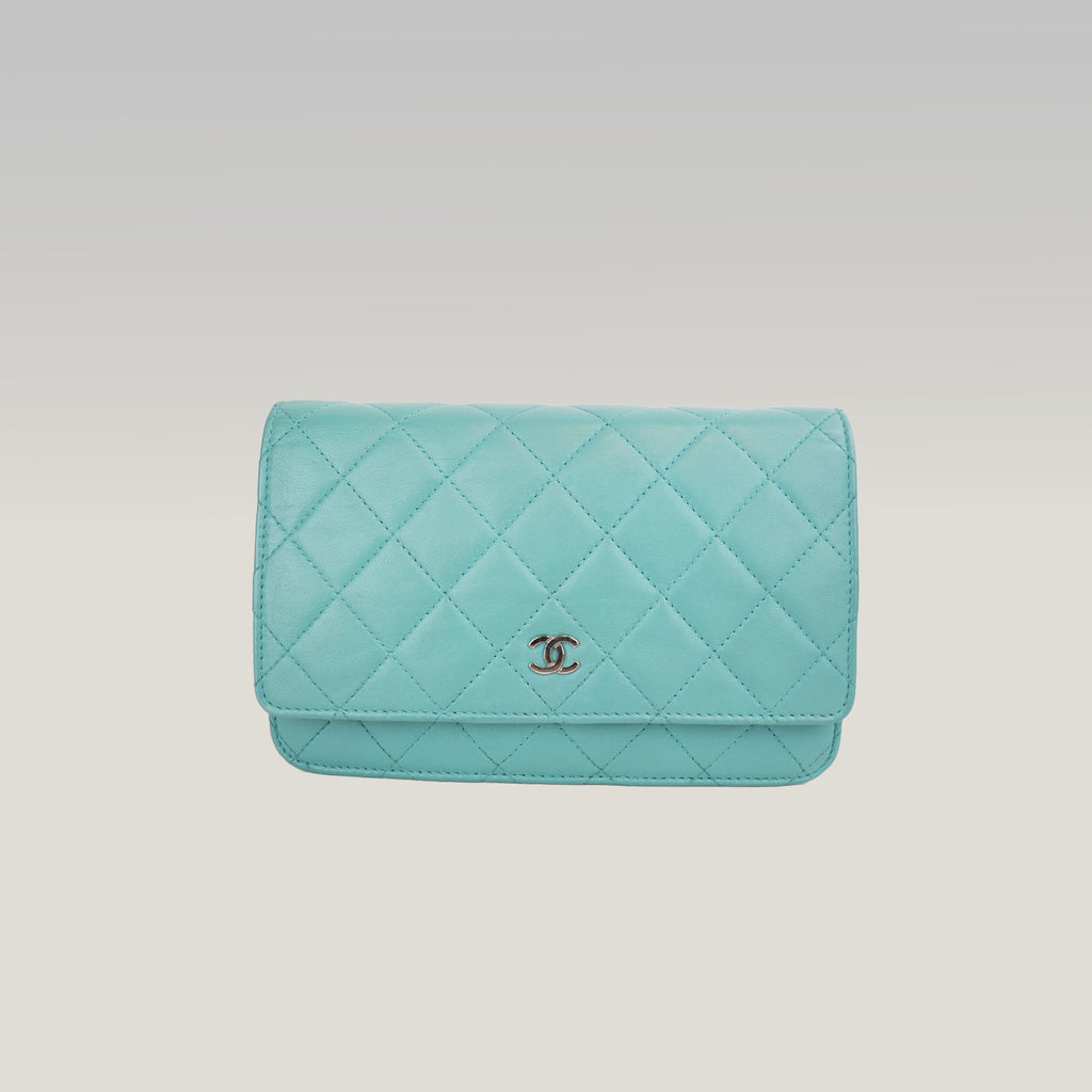 Chanel WOC Classica Azzurro Turchese in Pelle di Agnello Trapuntata con Hardware Argento e Carta di Autenticità