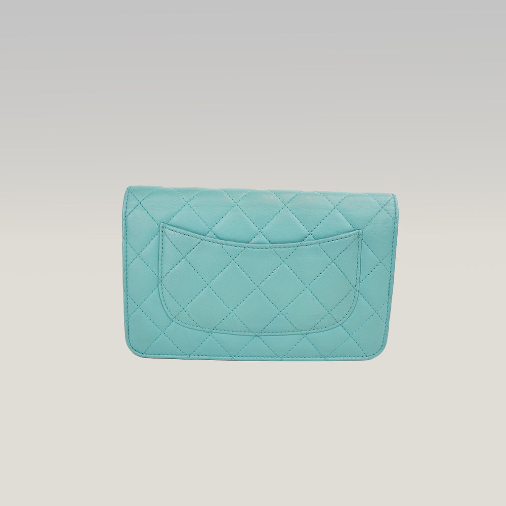 Chanel WOC Classica Azzurro Turchese in Pelle di Agnello Trapuntata con Hardware Argento e Carta di Autenticità
