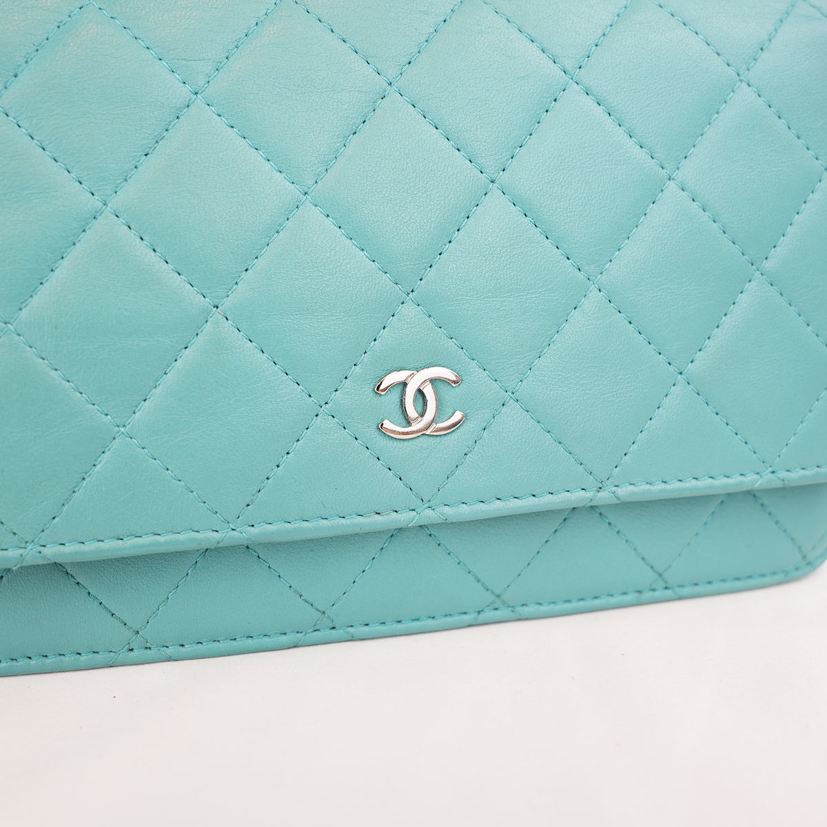 Chanel WOC Classica Azzurro Turchese in Pelle di Agnello Trapuntata con Hardware Argento e Carta di Autenticità