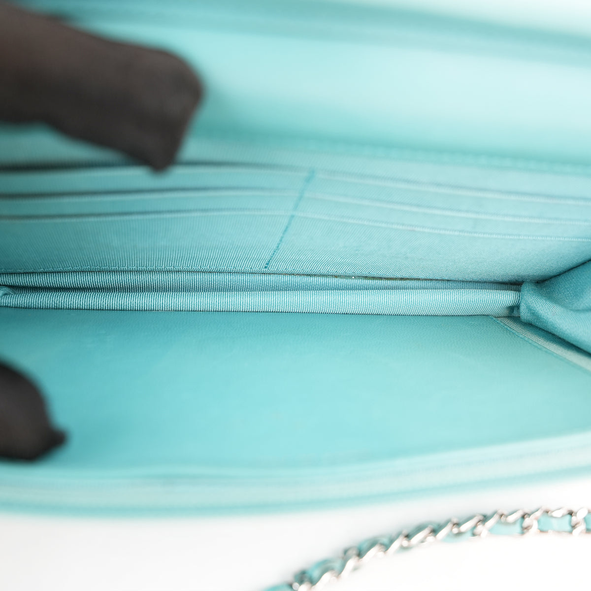 Chanel WOC Classica Azzurro Turchese in Pelle di Agnello Trapuntata con Hardware Argento e Carta di Autenticità