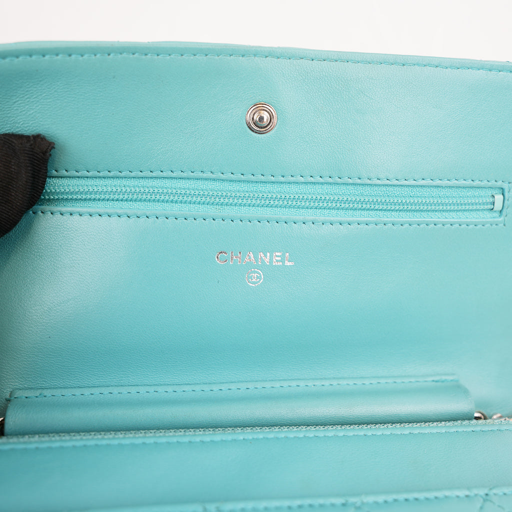 Chanel WOC Classica Azzurro Turchese in Pelle di Agnello Trapuntata con Hardware Argento e Carta di Autenticità
