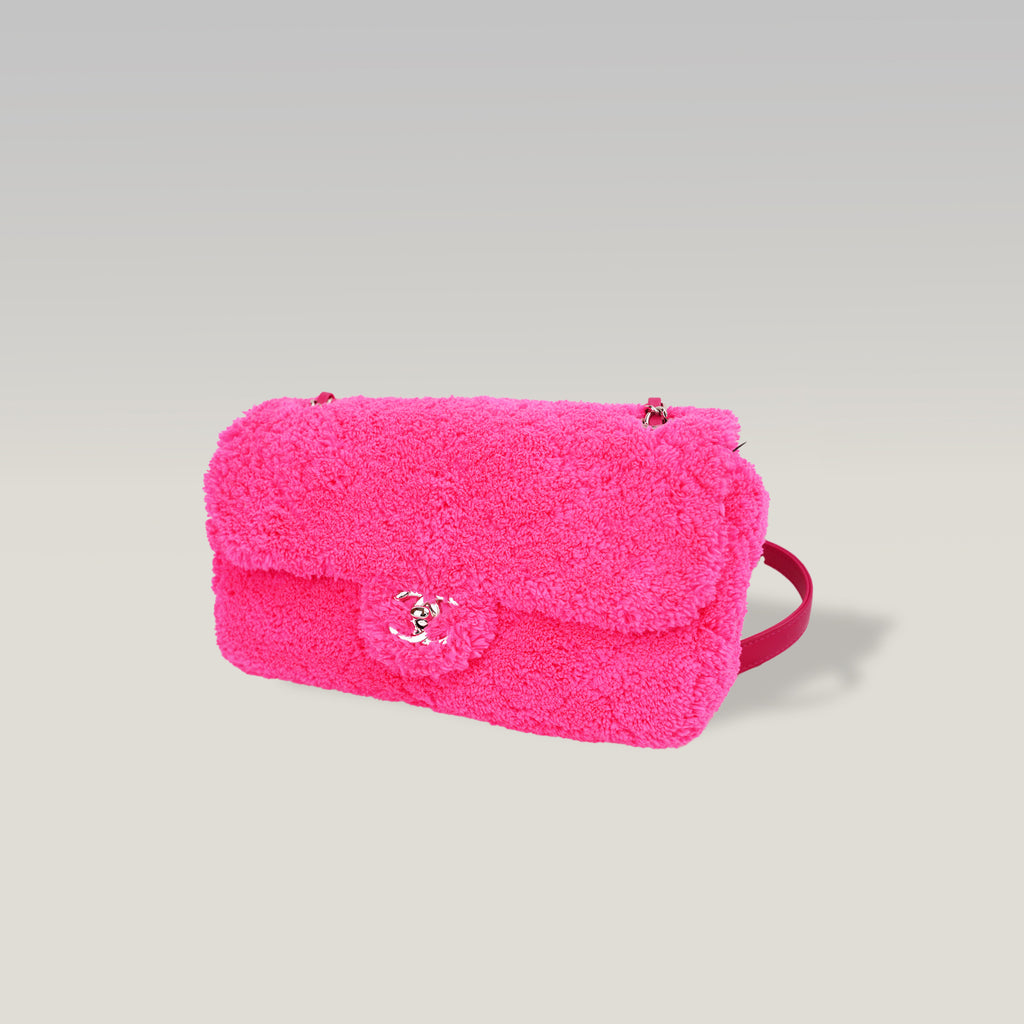 Chanel Coco Beach Flap Bag Media in Tessuto Teddy Rosa Fucsia con Logo CC Argentato – Serie 27