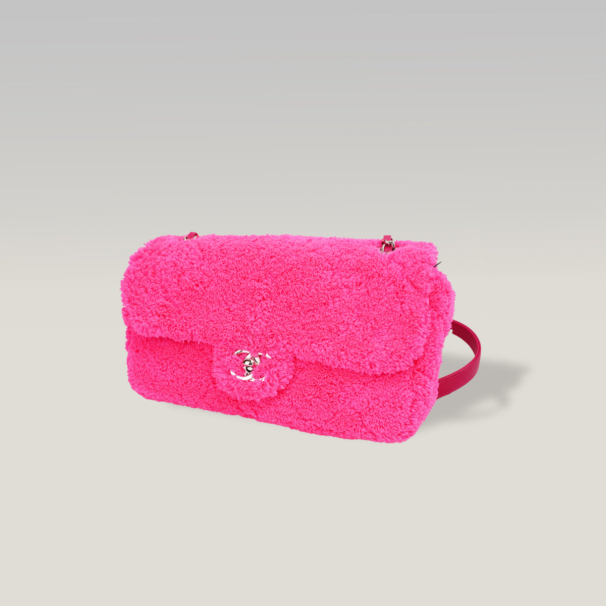 Chanel Coco Beach Flap Bag Media in Tessuto Teddy Rosa Fucsia con Logo CC Argentato – Serie 27