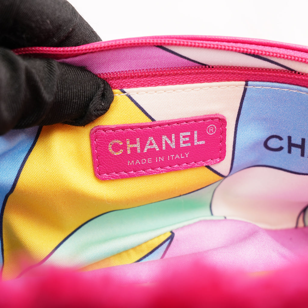 Chanel Coco Beach Flap Bag Media in Tessuto Teddy Rosa Fucsia con Logo CC Argentato – Serie 27
