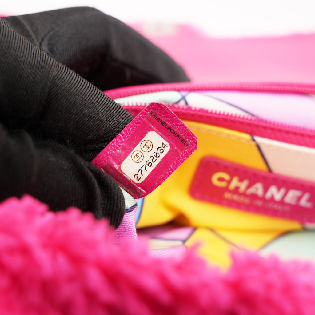 Chanel Coco Beach Flap Bag Media in Tessuto Teddy Rosa Fucsia con Logo CC Argentato – Serie 27