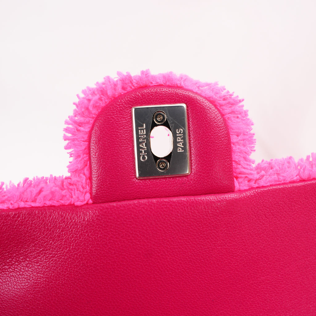 Chanel Coco Beach Flap Bag Media in Tessuto Teddy Rosa Fucsia con Logo CC Argentato – Serie 27