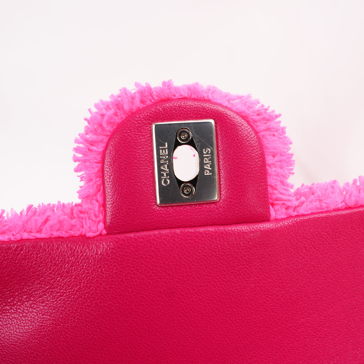 Chanel Coco Beach Flap Bag Media in Tessuto Teddy Rosa Fucsia con Logo CC Argentato – Serie 27