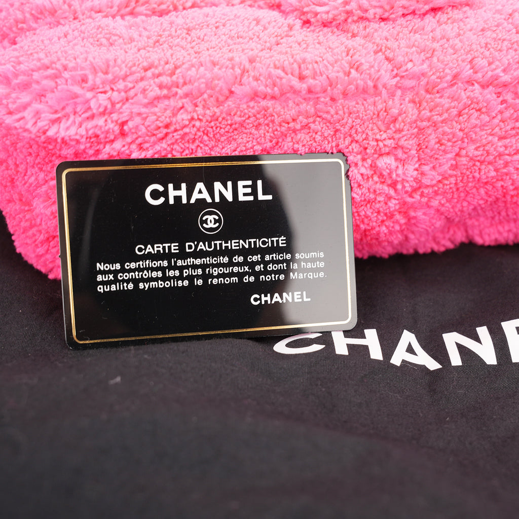 Chanel Coco Beach Flap Bag Media in Tessuto Teddy Rosa Fucsia con Logo CC Argentato – Serie 27