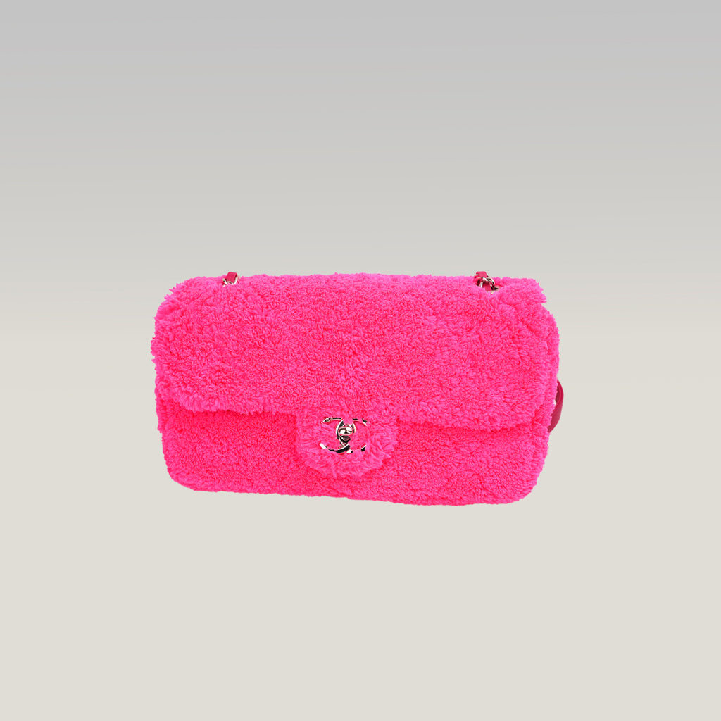 Chanel Coco Beach Flap Bag Media in Tessuto Teddy Rosa Fucsia con Logo CC Argentato – Serie 27