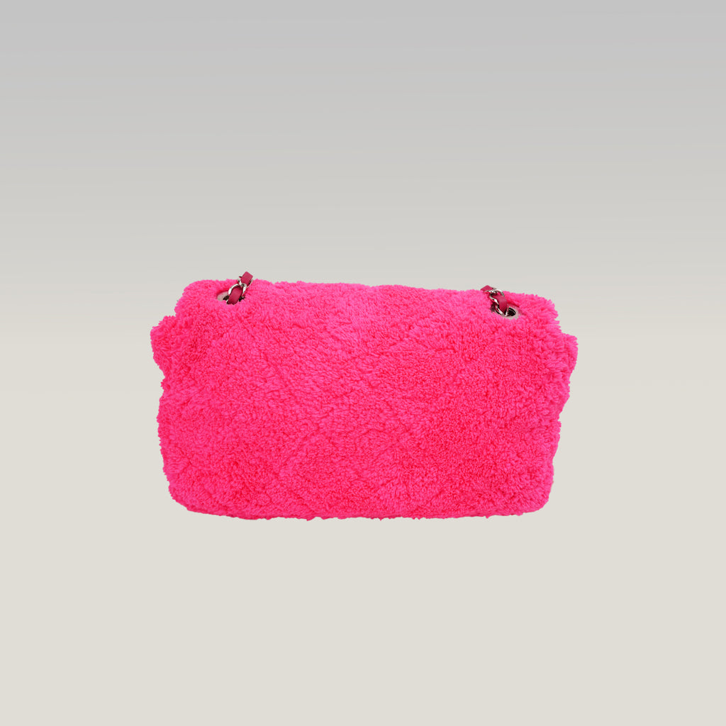 Chanel Coco Beach Flap Bag Media in Tessuto Teddy Rosa Fucsia con Logo CC Argentato – Serie 27