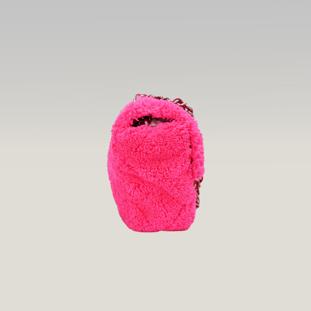 Chanel Coco Beach Flap Bag Media in Tessuto Teddy Rosa Fucsia con Logo CC Argentato – Serie 27