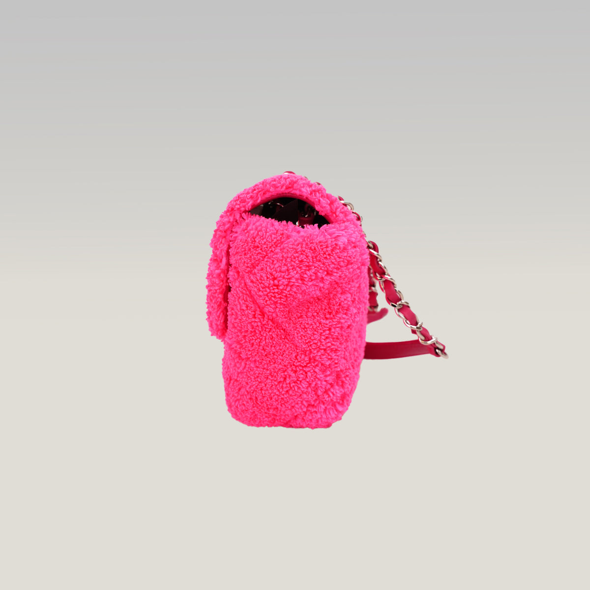 Chanel Coco Beach Flap Bag Media in Tessuto Teddy Rosa Fucsia con Logo CC Argentato – Serie 27