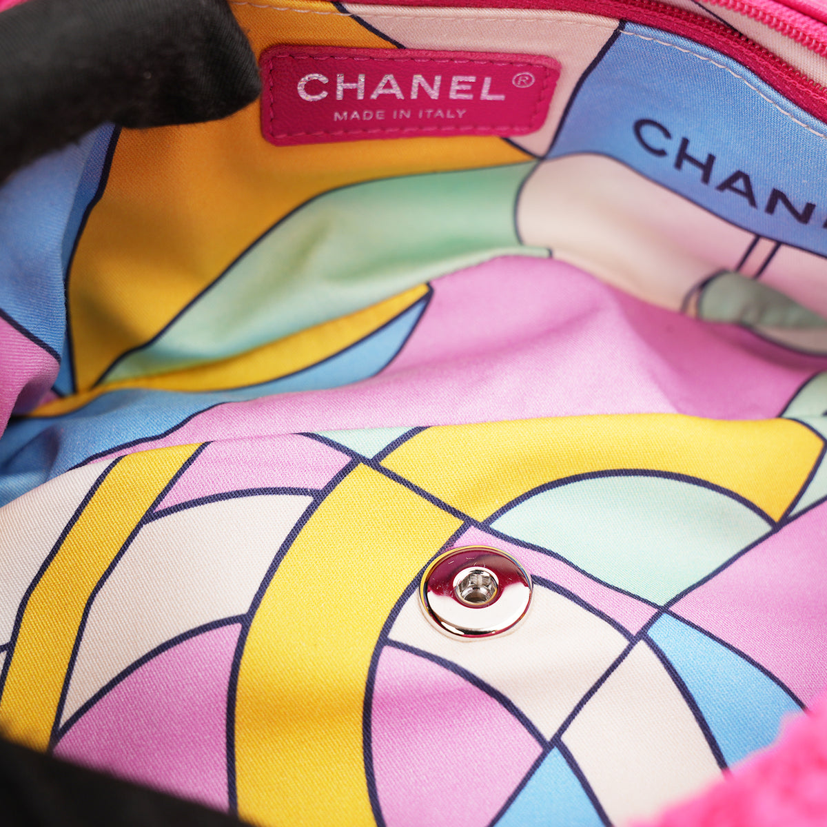 Chanel Coco Beach Flap Bag Media in Tessuto Teddy Rosa Fucsia con Logo CC Argentato – Serie 27